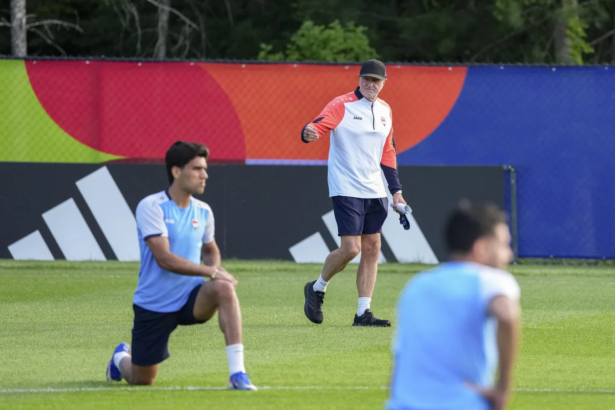 Graham Arnold, head coach of Iraq, oversees the training session